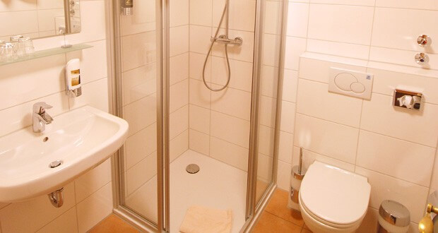 Badezimmer mit Dusche, Waschbecken und WC