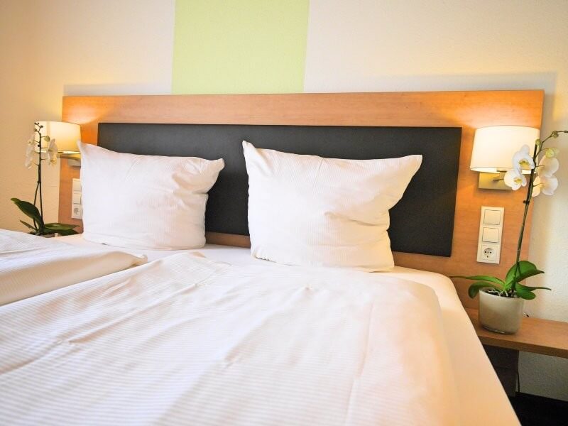 Komfortzimmer Doppelbett in einem Hotelzimmer