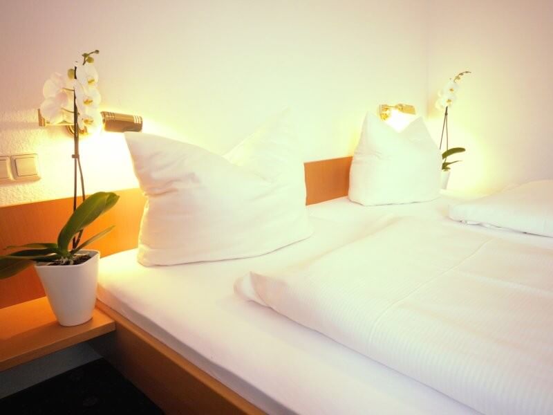 Bett Bett in einem Hotelzimmer