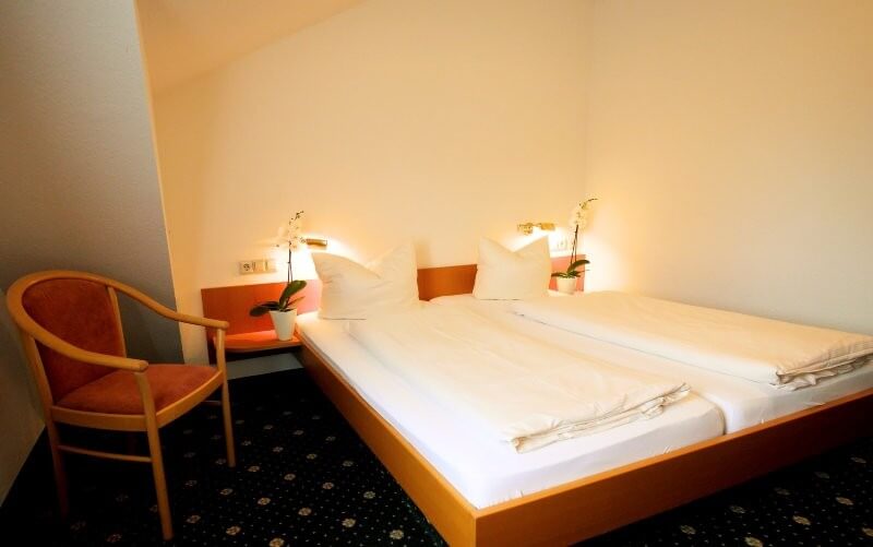 Komfortzimmer Bett in einem Hotelzimmer