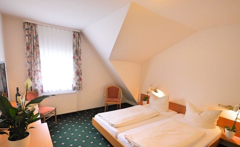 Komfortzimmer Blick in ein Hotelzimmer mit Doppelbett