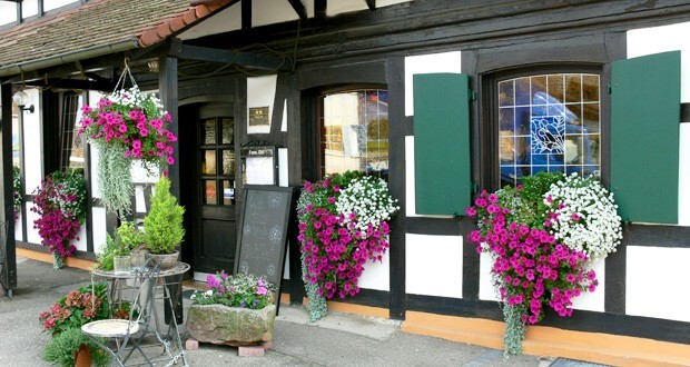Eingangsbereich Landgasthof mit Blumenschmuck