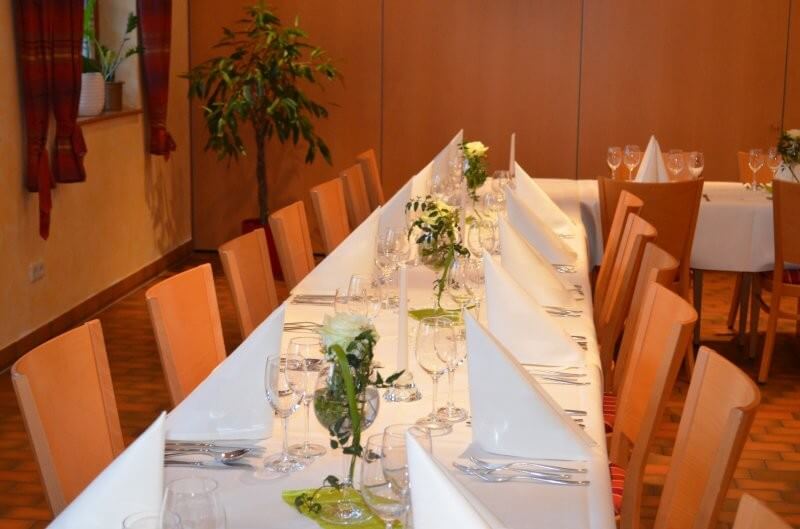 Saaldeko gedeckter Tisch im Restaurant