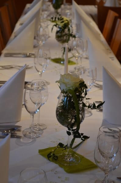 Saaldeko gedeckter Tisch im Restaurant