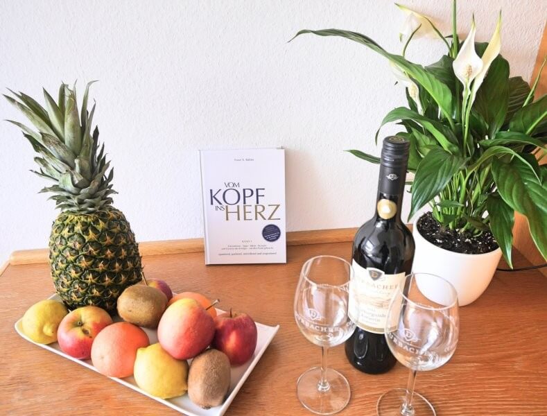 Obstteller mit Weinflasche und 2 Gläsern