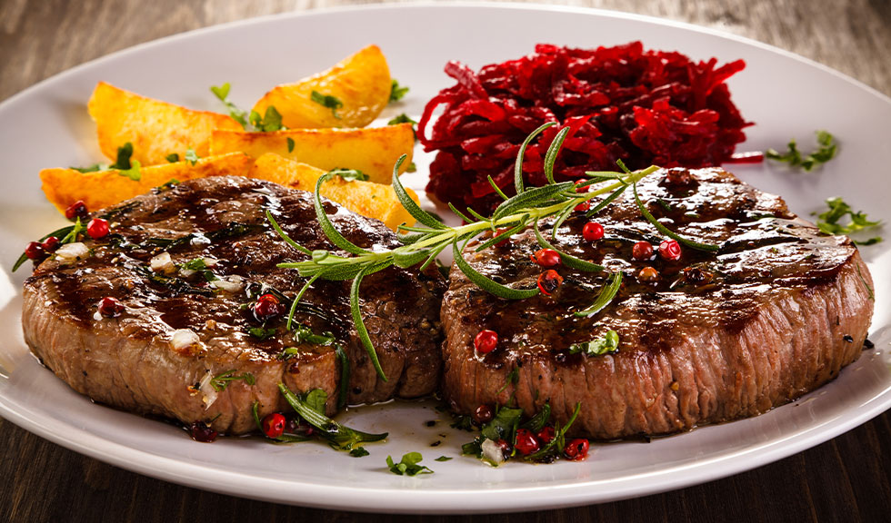 Rindersteaks Gegrillte Rindersteaks mit Kartoffeln und Rote Bete