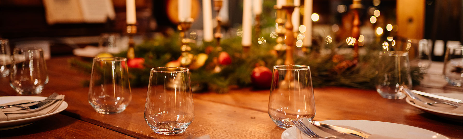Weihnachtlich gedeckter Tisch Landgasthof zur Blume Zimmer mit Holztisch weihnachtlich eingerichtet mit Kerzenbeleuchtung