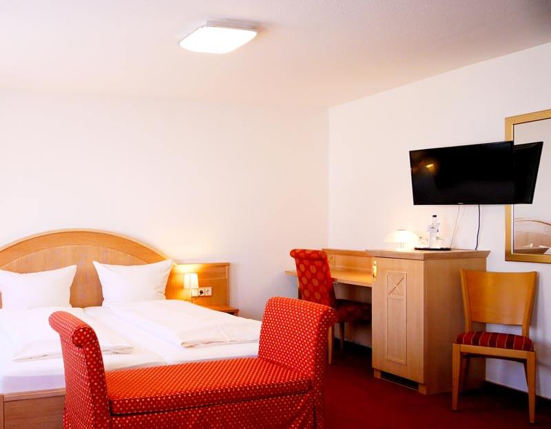 Komfort-Familienzimmer Komfort-Familienzimmer mit Doppelbett, Tisch, Stuhl, TV und Bettbank