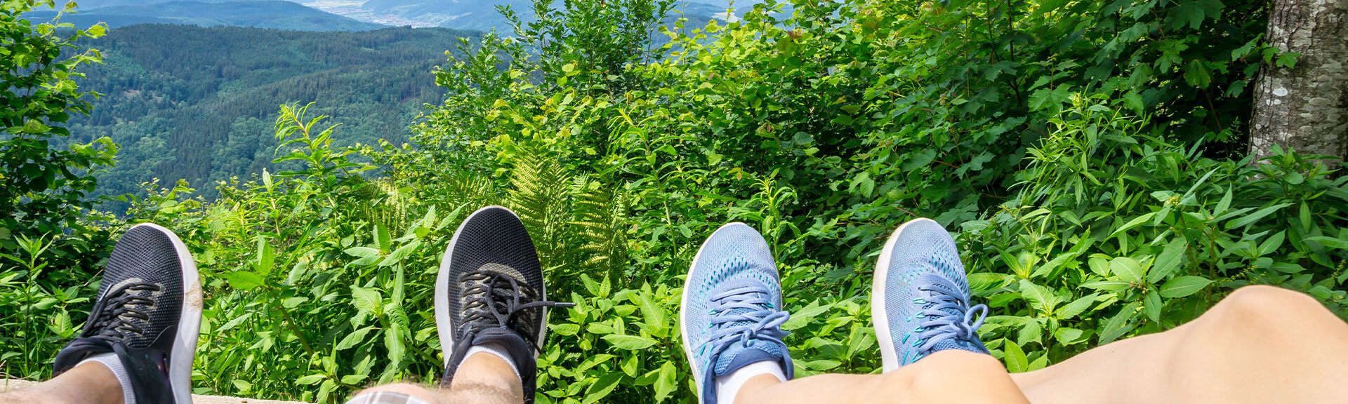 Paar entspannt auf einer Bank und genießt den Ausblick auf den Schwarzwald