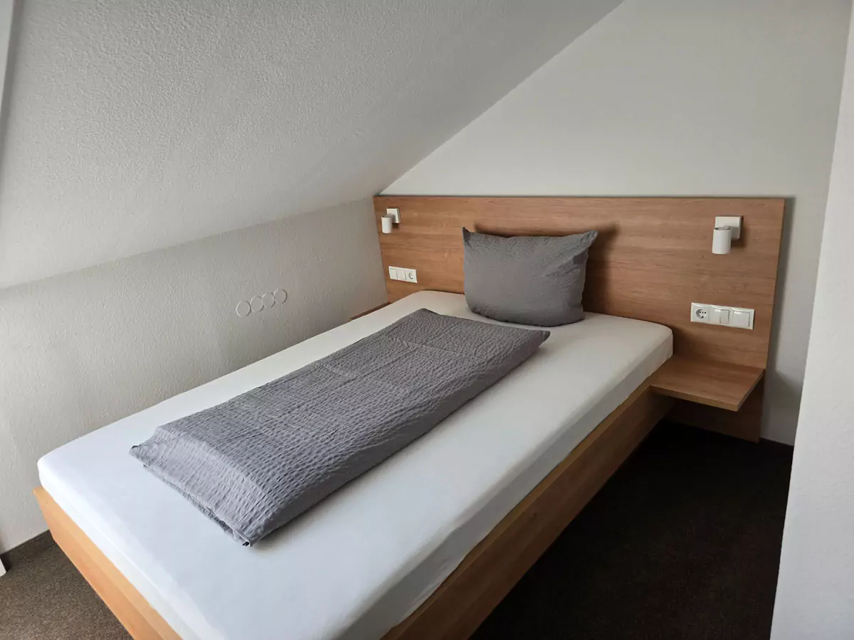 Bett in einem Hotelzimmer