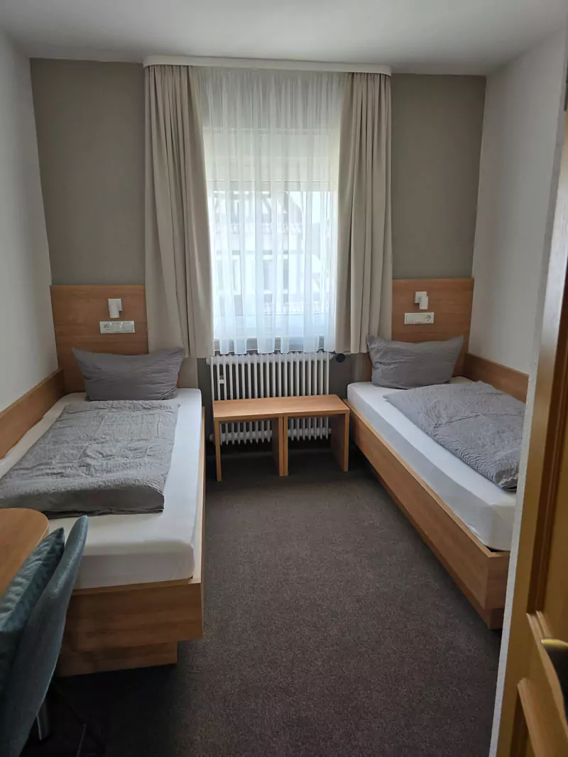 2 Einzelbetten in einem Hotelzimmer