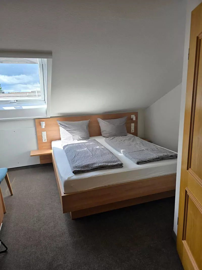 Blick auf ein Doppelbett in einem Hotelzimmer