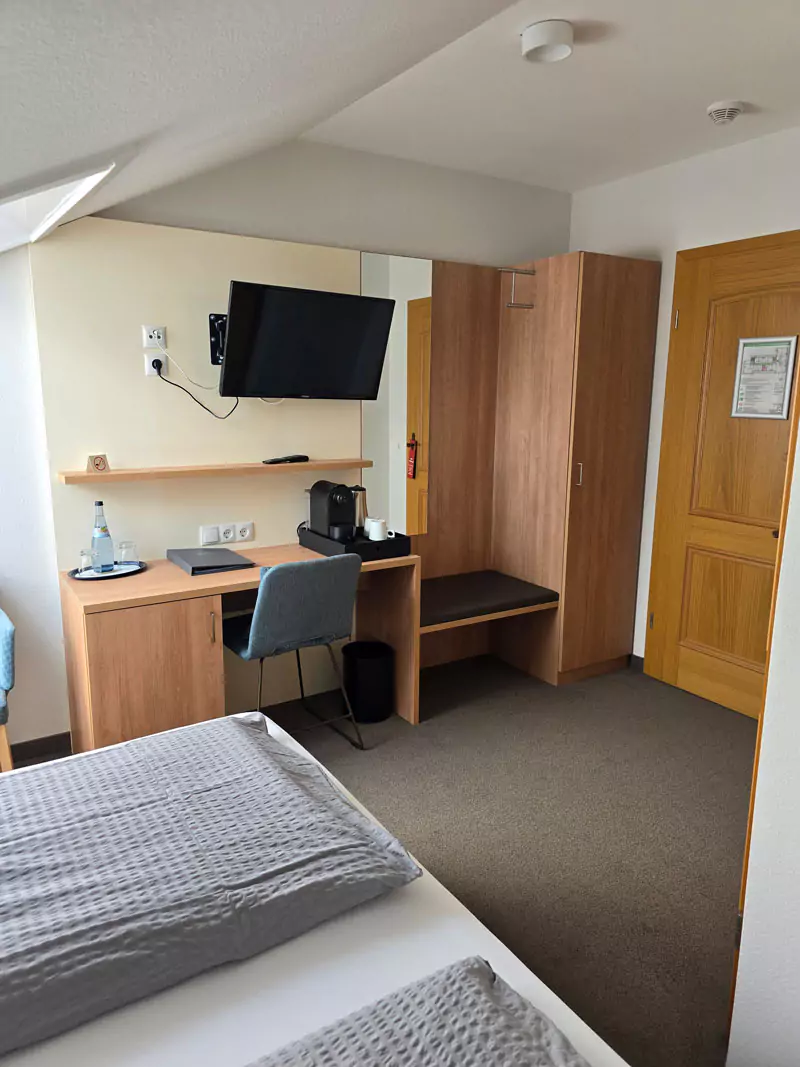 Blick auf ein Doppelbett in einem Hotelzimmer